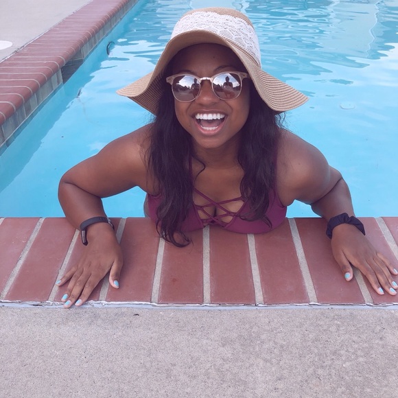 Meet your Posher, Danielle - Picture 3 of 3